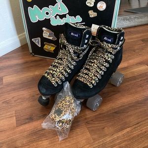USED Moxi Panthers Size 7 Roller Skates